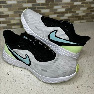 Nike Revolution 5 Pure Platinum Volt - Woman - Size 9